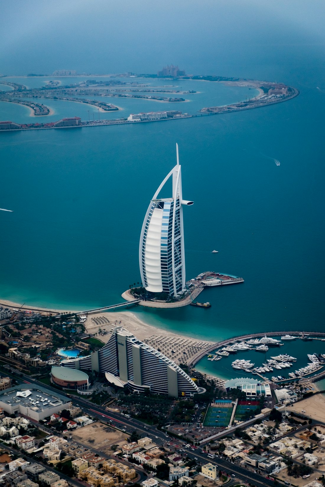 Pamje ajrore e bregdetit dhe arkitekturës moderne të Dubait