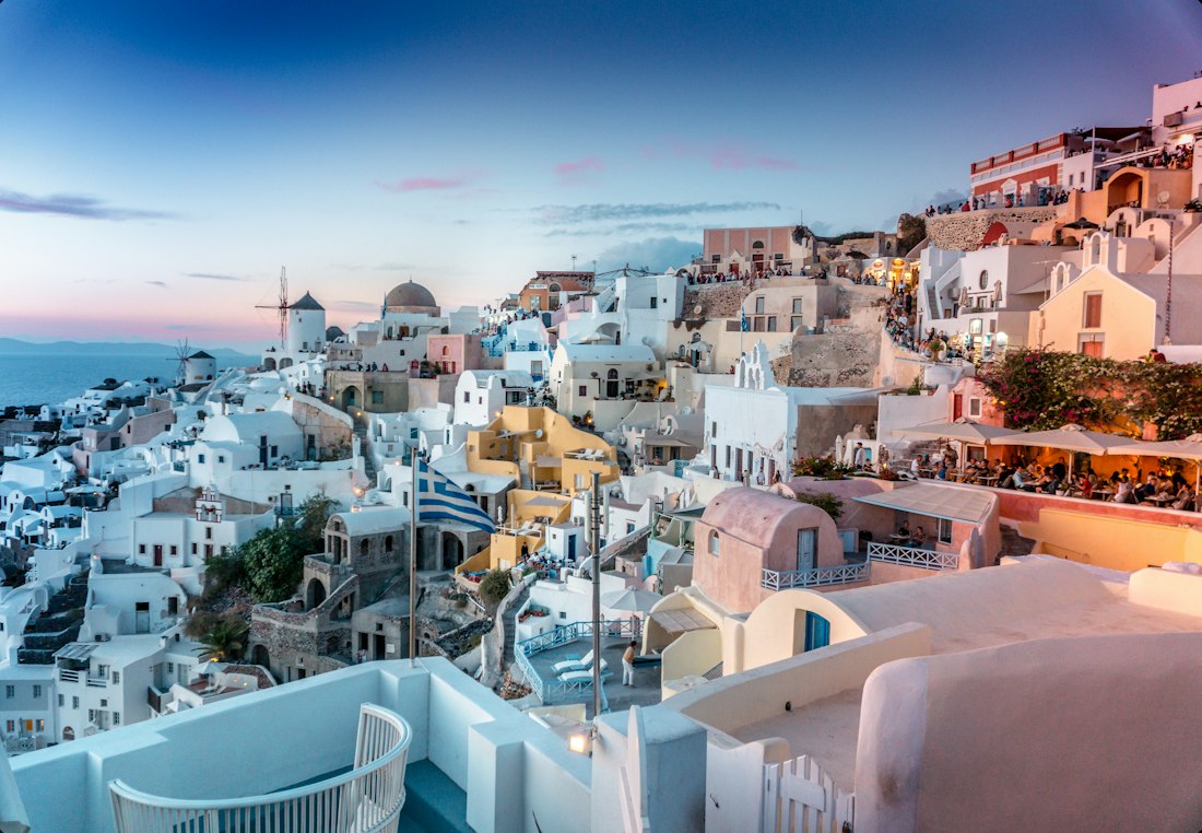 Shtëpitë e bardha të Oia-s në Santorini mbi detin Egje