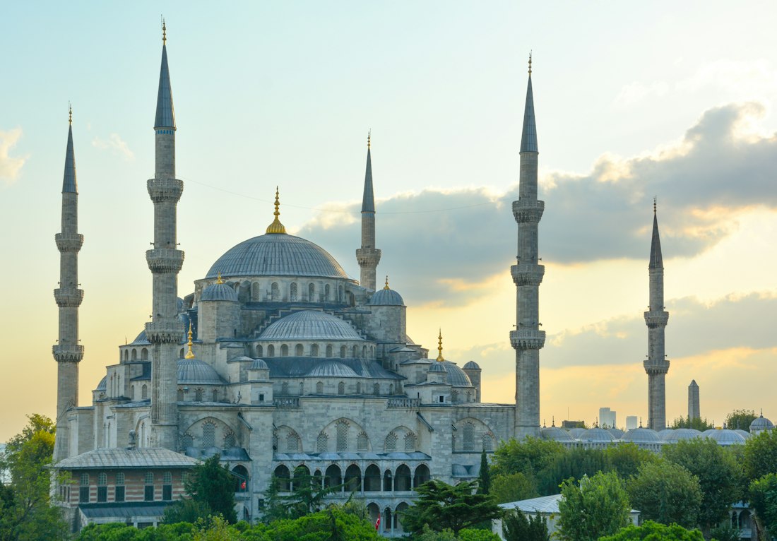 Xhamia e Kaltër në Istanbul në perëndim dielli