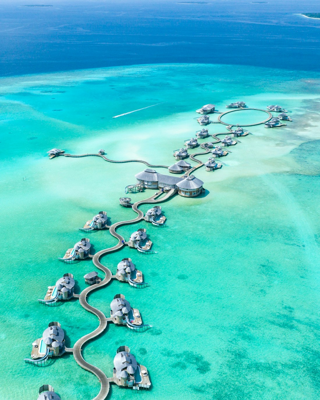 Vila mbi ujë në një lagunë turkeze në Maldive